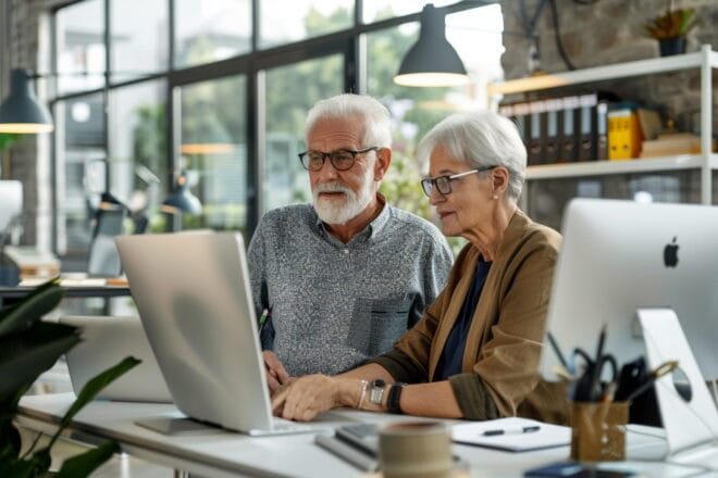 Image d'illustration. Un couple de séniors consulte un site sur un ordinateur