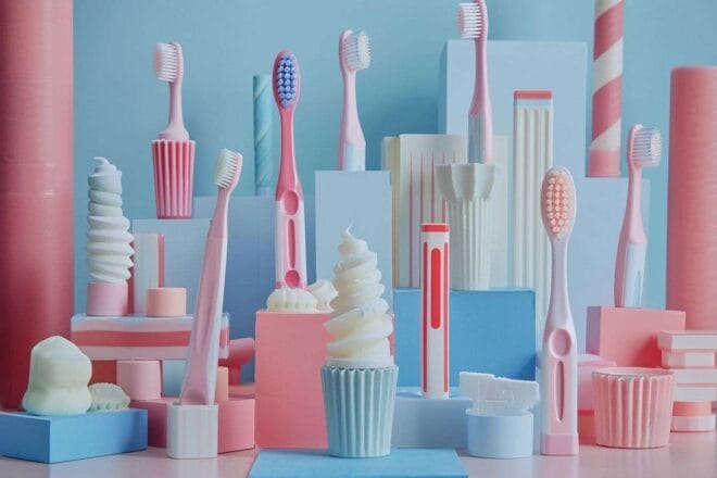 Image d'illustration. Brosses à dents et dentifrice.