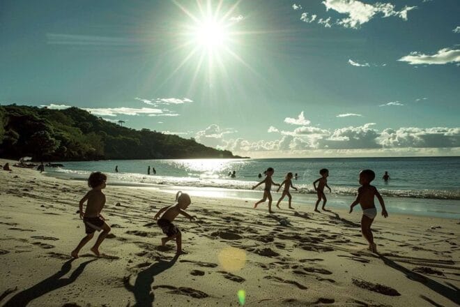Image d'illustration. Enfants jouant sur la plage à Mayotte