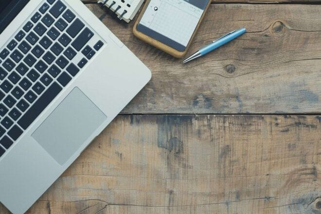 Image d'illustration. Cahier ouvert avec stylo et ordinateur portable