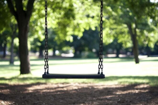 Balançoire vide au parc