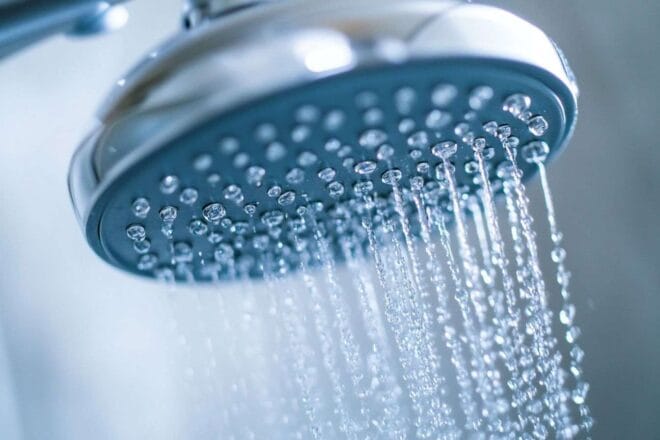 Gouttelettes d eau sur une pomme de douche moderne