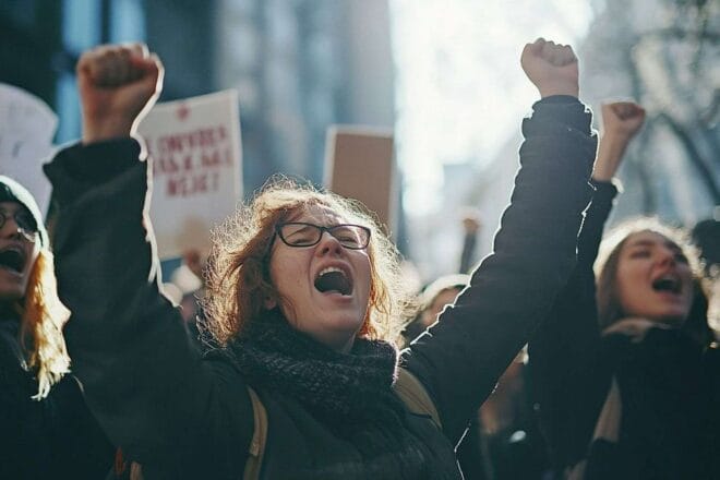 Unité et puissance urbaine illustrée par des slogans