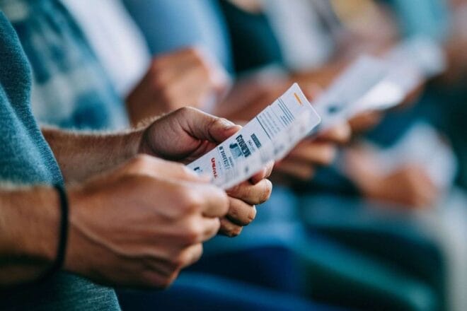 Fans tenant des billets pour la coupe du monde
