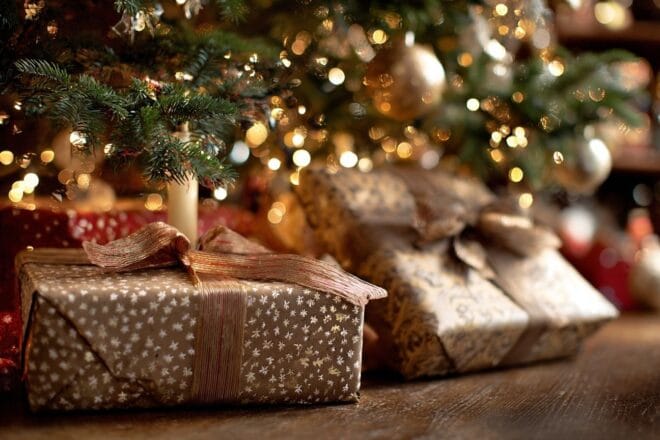 Cadeaux magnifiquement emballés sous un arbre scintillant