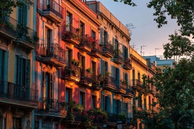 Coucher de soleil sur les bâtiments colorés de barcelone