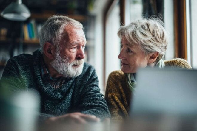 Moment intime d un couple âgé discutant de leurs projets