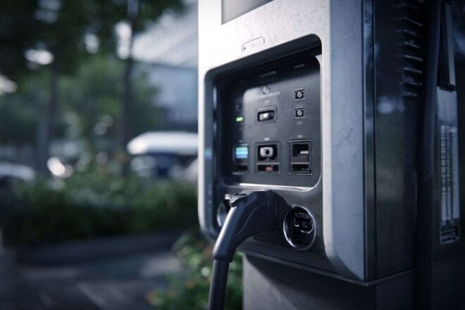 Station moderne de recharge électrique en ville avec connecteurs variés.