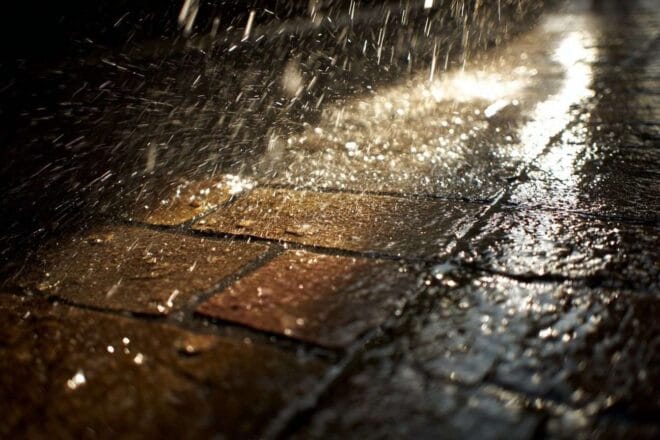 Pluie sur pavé ensoleillé