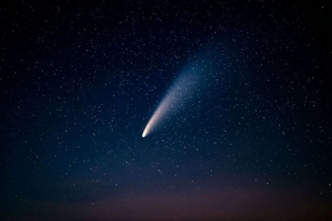 Comète Éblouissante dans le ciel nocturne