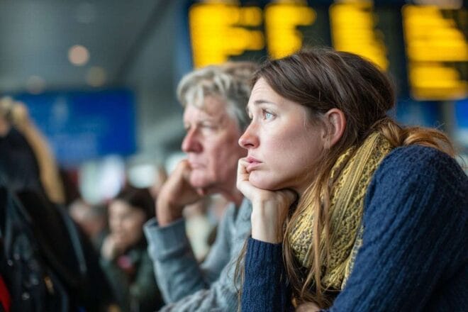 Voyageurs inquiets à l aéroport