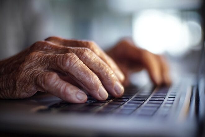 Mains âgées sur clavier d ordinateur