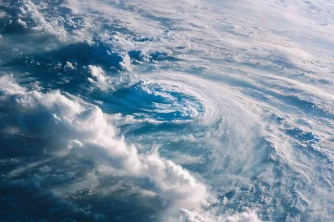 Phénomènes météo dramatiques sur l océan pacifique