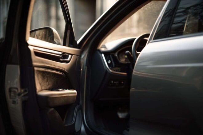 Porte de voiture dévoilant intérieur moderne avec finitions luxueuses