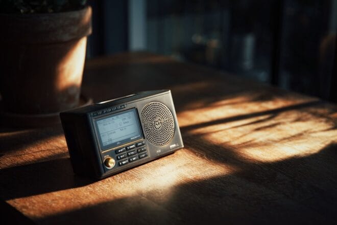 Radio fm moderne sur table en bois élégante