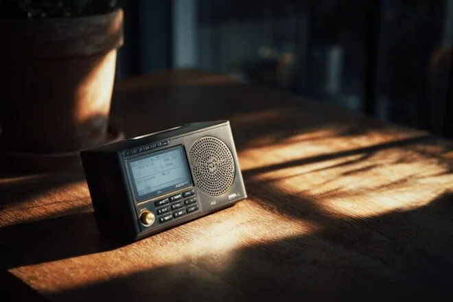 Radio fm moderne sur table en bois élégante