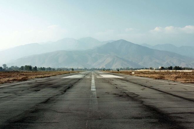 Vue lointaine d une piste déserte