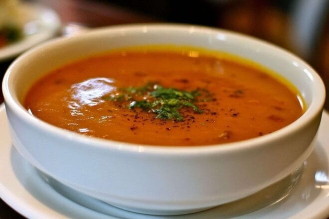 Close up d un bol de soupe aux teintes éclatantes