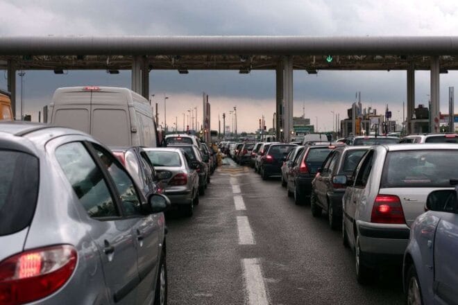 Embouteillage au péage en france sous un ciel nuageux