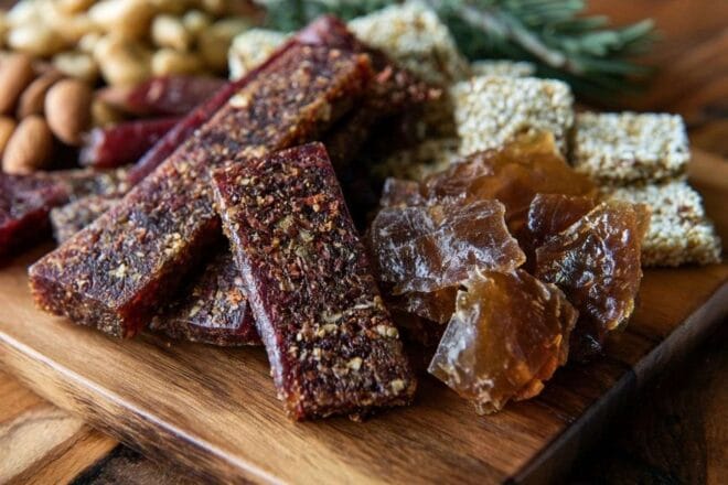 Gros plan de snacks délicieux infusés au cbd sur une table en bois