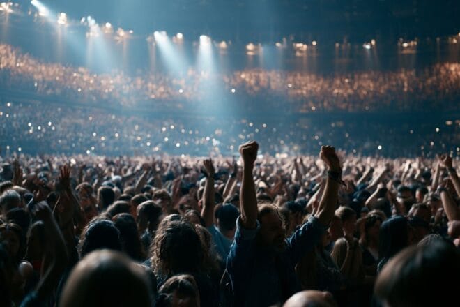 Vue d ensemble sur une salle comble avec des fans en liesse