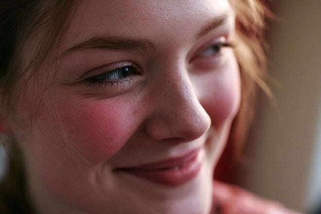 Joues roses sourire timide