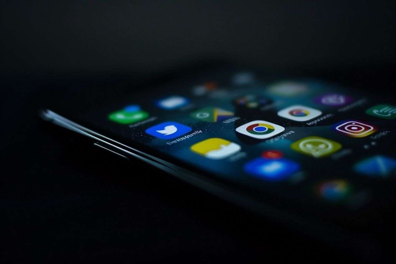 Image d'illustration. Gros plan d un écran de smartphone rempli d'applications.