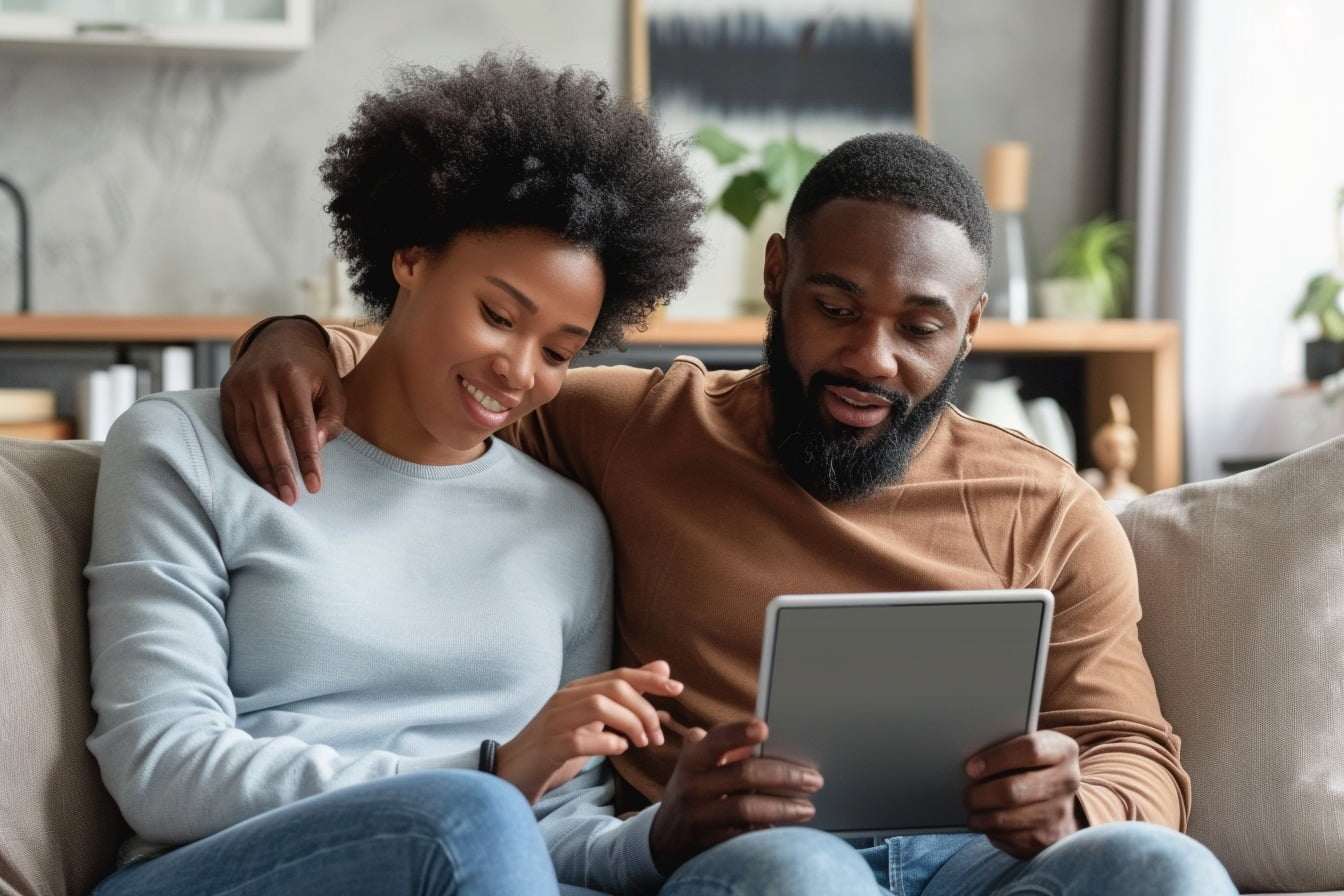 Image d'illustration. Couple consultant sur une tablette leur les annonces immobilières