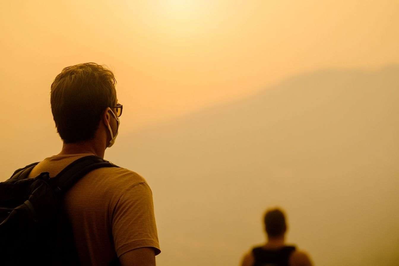 fumée sur une chaîne de montagnes