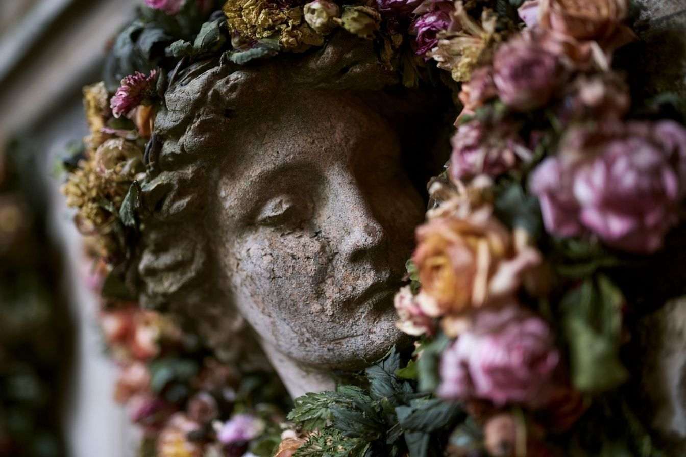 Pierre commémorative magnifiquement sculptée
