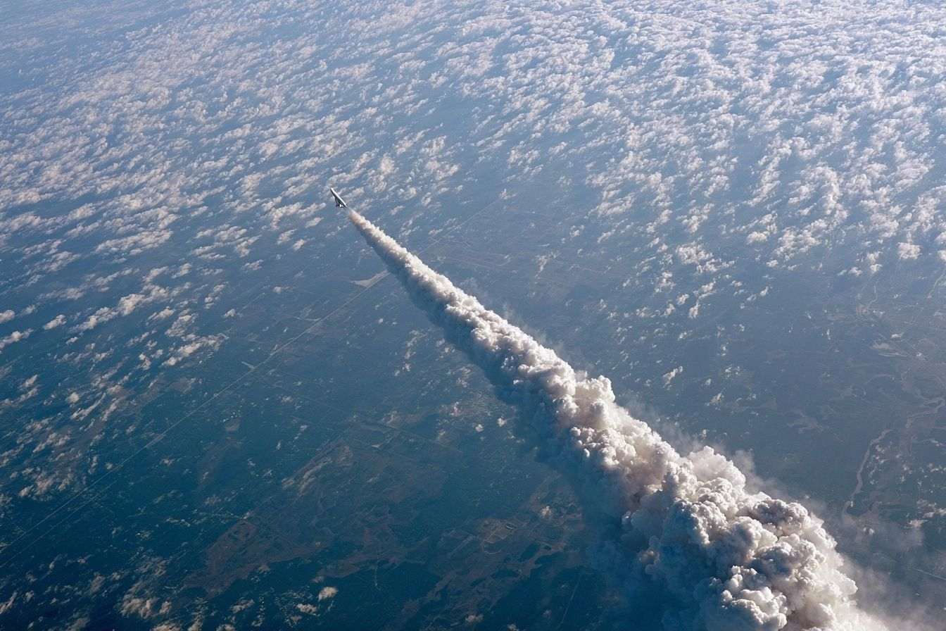 Fusée en décollage avec fumée atmosphérique