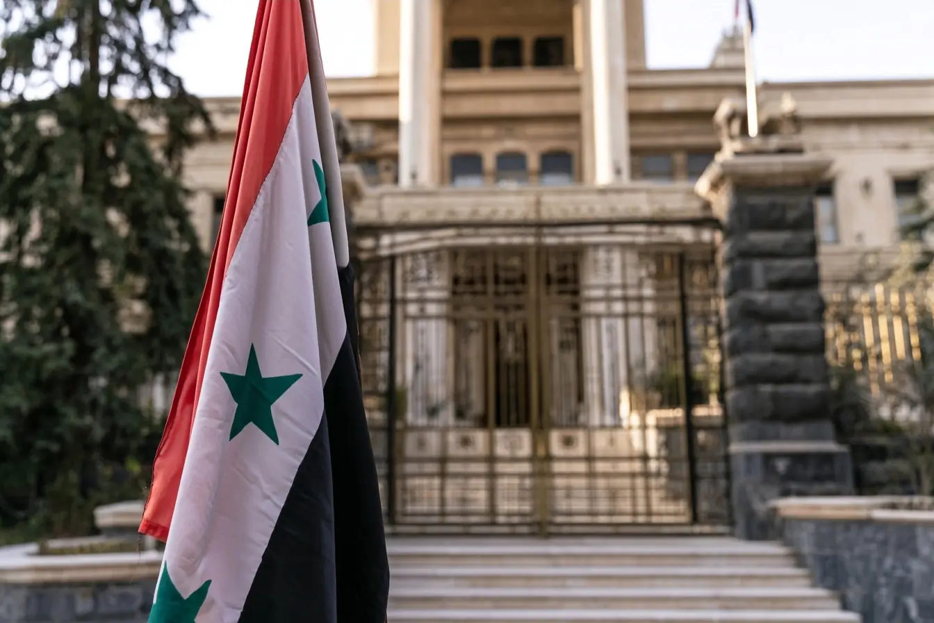 Drapeau syrien devant un bâtiment à Damas